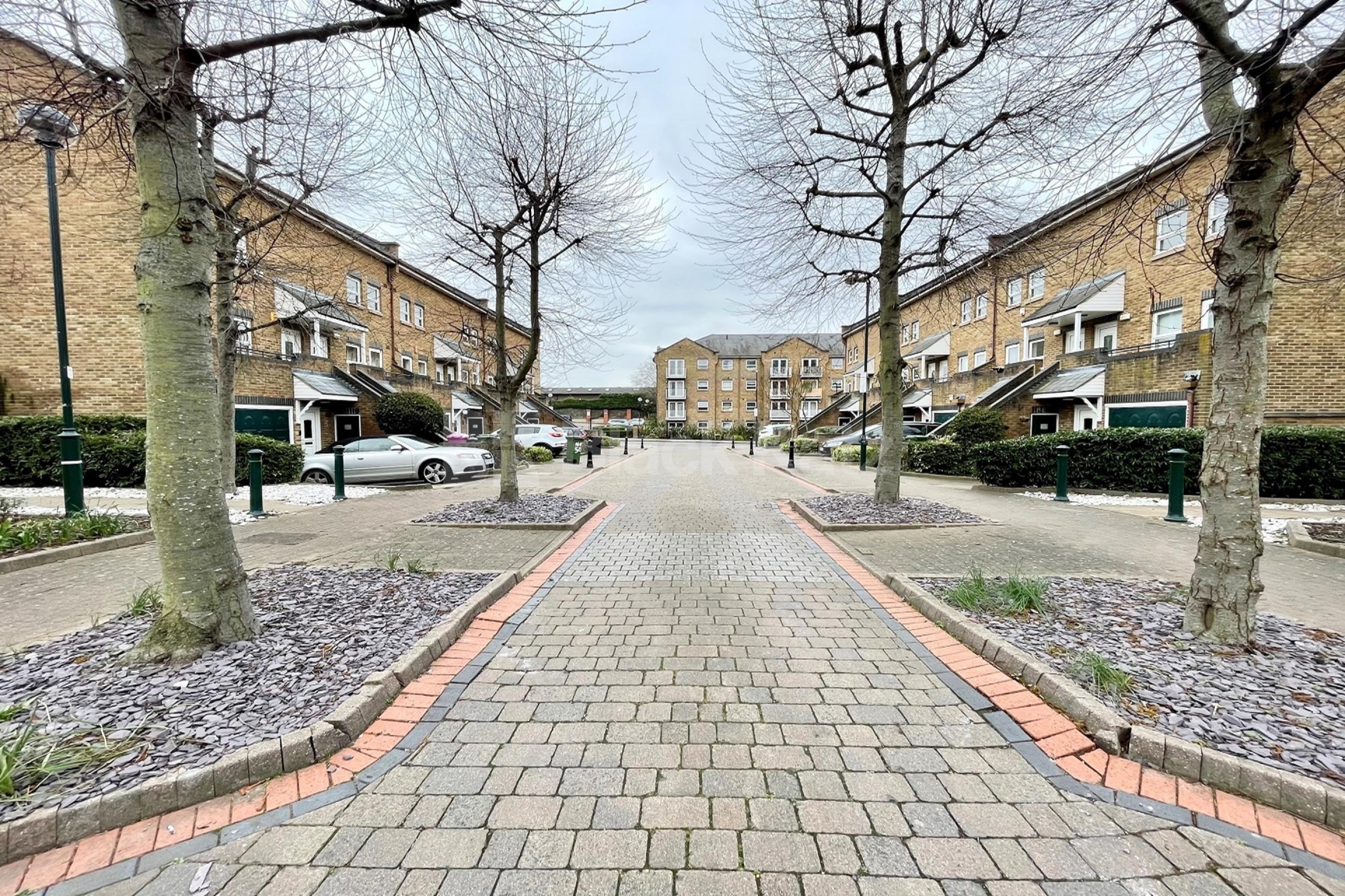  915 Sq. Ft  (85 Sq. Mts.) of living & entertaining space & private parking Beaulieu Lodge - 13 Schooner Close, Isle of Dogs E14